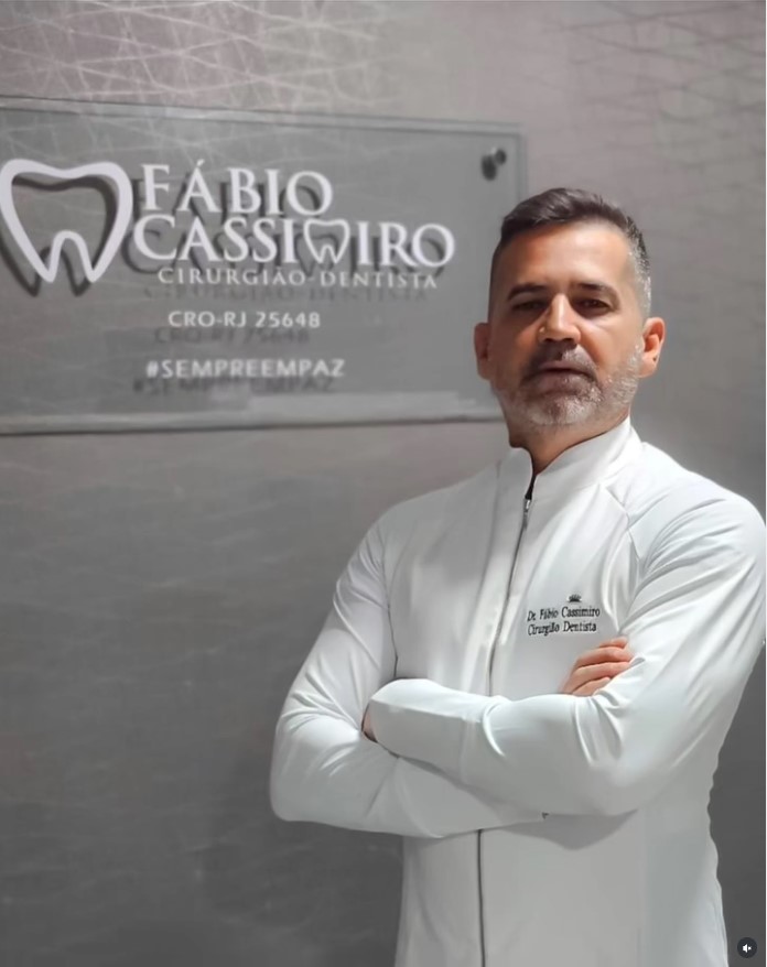 Dr. Fábio Cassimiro de Oliveira no consultório em Bangu